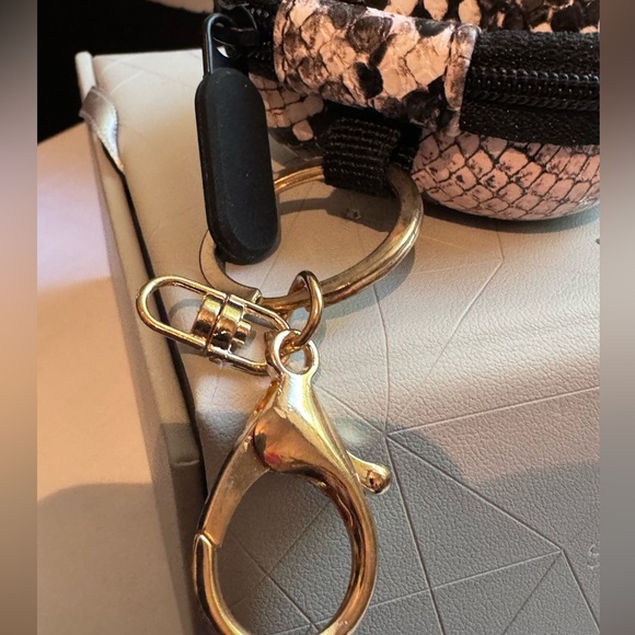 ๐ Stunning Vintage One of A Kind Ellie Rose Snake Skin Ear Buds Case ๐ - Picture 7 of 16